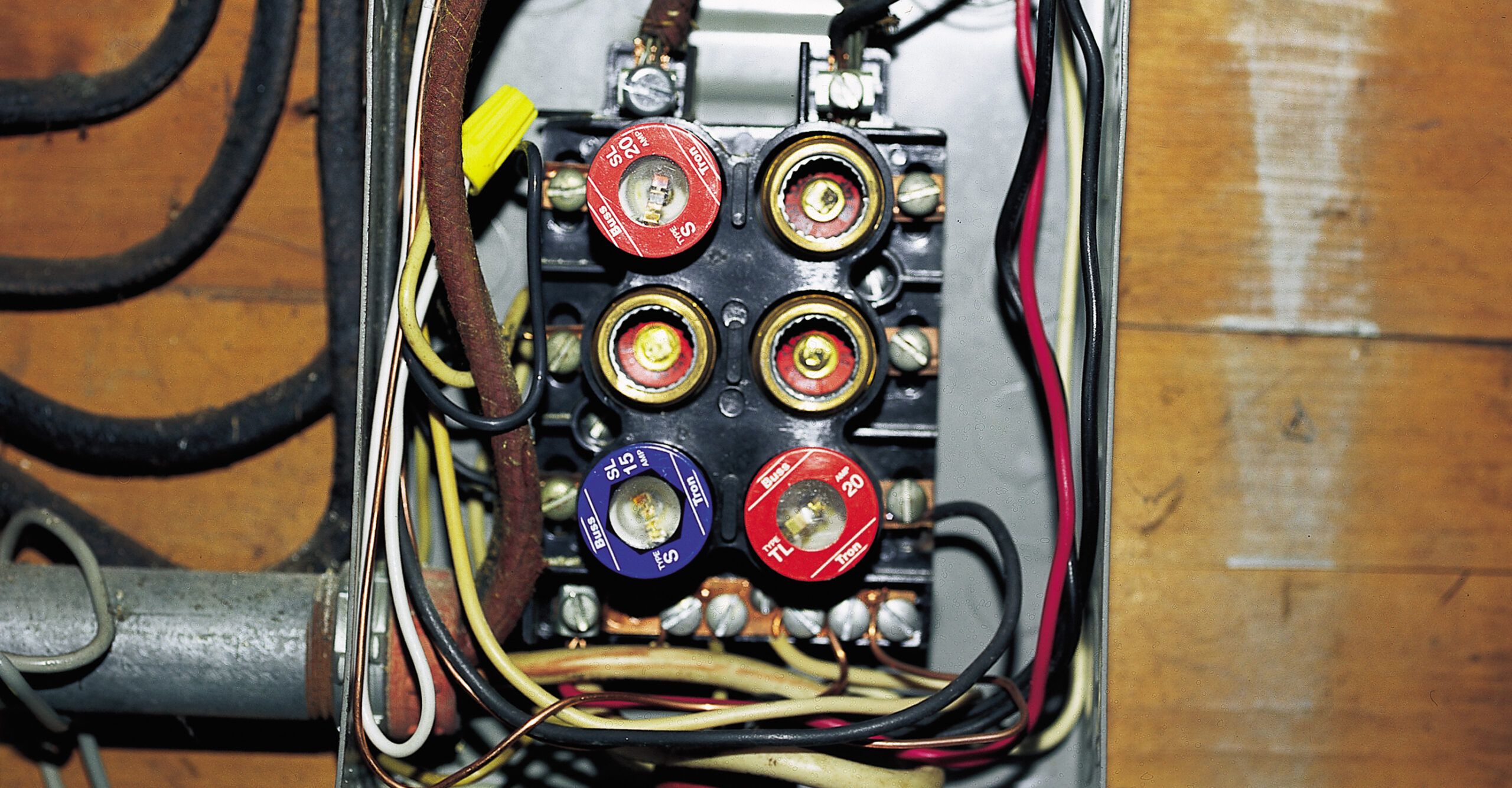 Unplug the power supply from the console and the wall outlet.
Inspect the power supply for any damage or frayed wires.